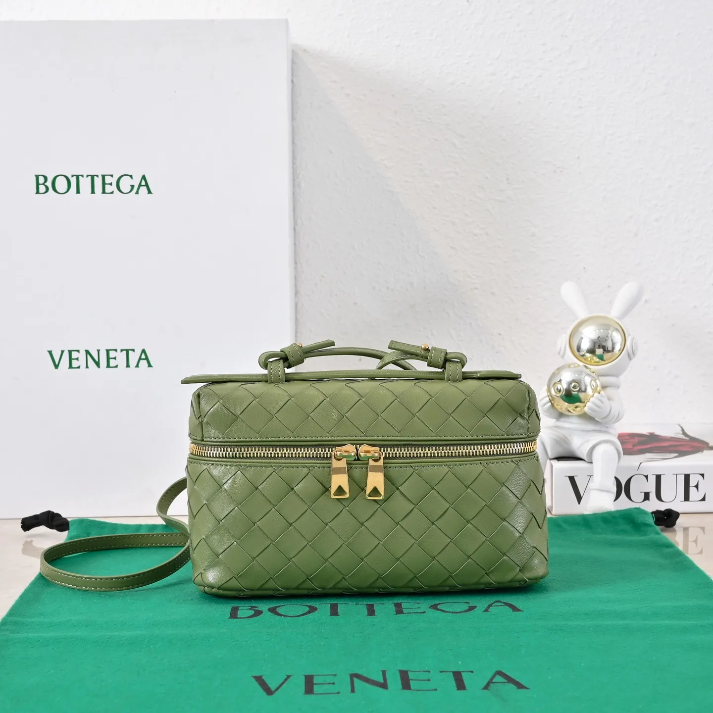 Batch 1360 Bottega Veneta 24 spring and summer woven zipper crossbody bag. A crossbody bag that can be used as a cosmetic bag. The exquisite weaving and compact body are an indispensable accessory for the upcoming summer. The double zipper also better protects the bag. It has a large capacity. If you like it, don’t miss it. Style number: 9109 Size: 22*12.5*5cm